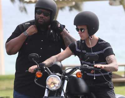 03.08 | Justin Bieber é fotografado em Perth, na Austrália