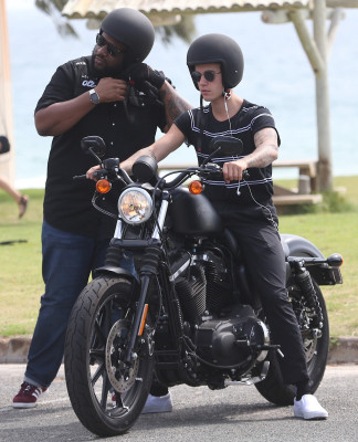 03.08 | Justin Bieber é fotografado em Perth, na Austrália
