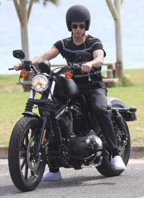 03.08 | Justin Bieber é fotografado em Perth, na Austrália