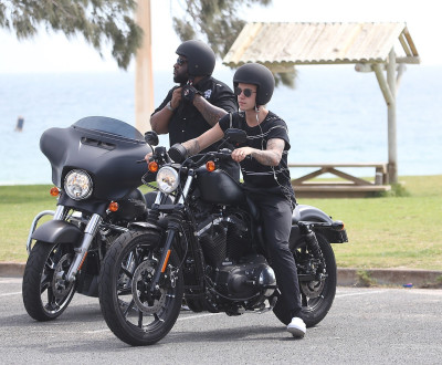 03.08 | Justin Bieber é fotografado em Perth, na Austrália