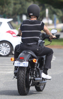 03.08 | Justin Bieber é fotografado em Perth, na Austrália