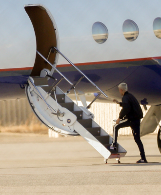 03.10 | Justin Bieber é fotografado em aeroporto em Perth, Austrália
