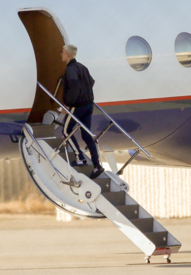 03.10 | Justin Bieber é fotografado em aeroporto em Perth, Austrália