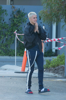 03.10 | Justin Bieber atende fãs em aeroporto em Perth, Austrália