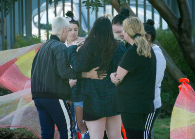 03.10 | Justin Bieber atende fãs em aeroporto em Perth, Austrália