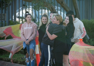 03.10 | Justin Bieber atende fãs em aeroporto em Perth, Austrália