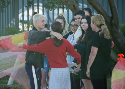 03.10 | Justin Bieber atende fãs em aeroporto em Perth, Austrália