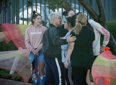 03.10 | Justin Bieber atende fãs em aeroporto em Perth, Austrália