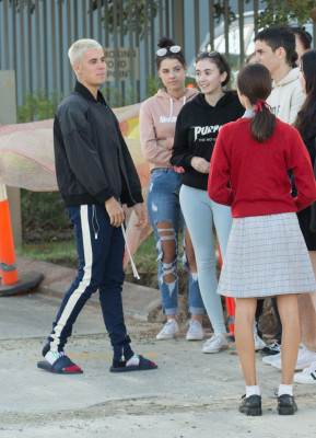 03.10 | Justin Bieber atende fãs em aeroporto em Perth, Austrália