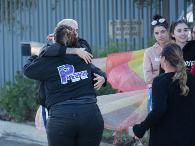 03.10 | Justin Bieber atende fãs em aeroporto em Perth, Austrália