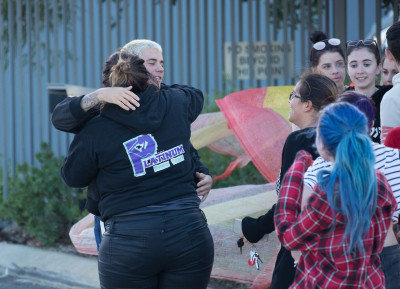 03.10 | Justin Bieber atende fãs em aeroporto em Perth, Austrália
