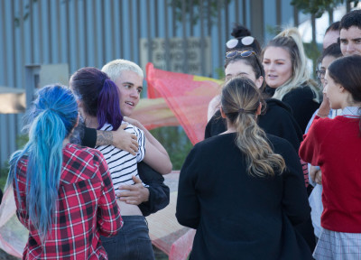 03.10 | Justin Bieber atende fãs em aeroporto em Perth, Austrália