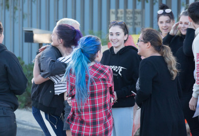 03.10 | Justin Bieber atende fãs em aeroporto em Perth, Austrália