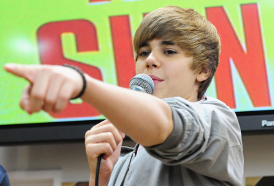 18.05 | Promovendo “My Worlds” na Tower Records Shinjuku, em Tóquio