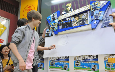 18.05 | Promovendo “My Worlds” na Tower Records Shinjuku, em Tóquio
