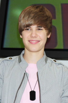 18.05 | Promovendo “My Worlds” na Tower Records Shinjuku, em Tóquio