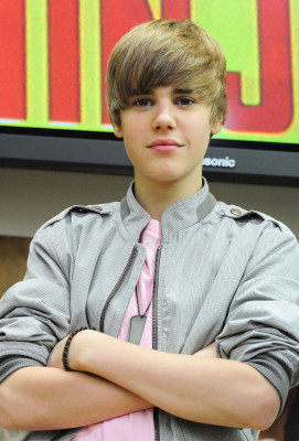 18.05 | Promovendo “My Worlds” na Tower Records Shinjuku, em Tóquio