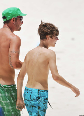 19.08 | Justin Bieber e seu pai em Barbados