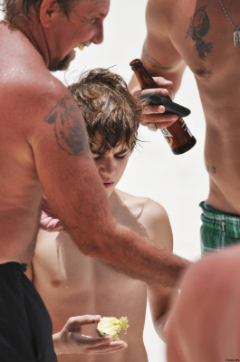 19.08 | Justin Bieber e seu pai em Barbados