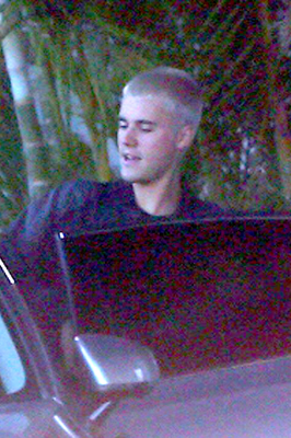 03.10 | Justin Bieber é fotografado deixando hotel em Perth, Austrália
