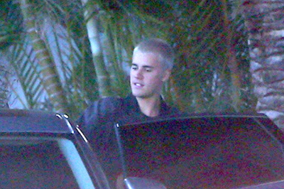 03.10 | Justin Bieber é fotografado deixando hotel em Perth, Austrália