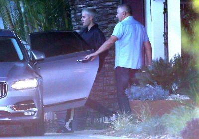 03.10 | Justin Bieber é fotografado deixando hotel em Perth, Austrália
