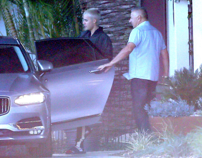 03.10 | Justin Bieber é fotografado deixando hotel em Perth, Austrália