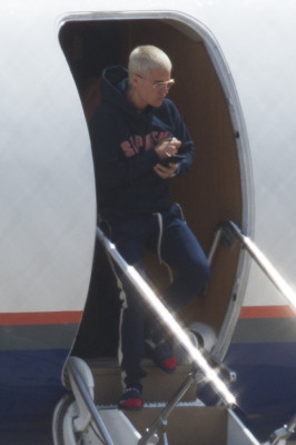 03.10 | Justin Bieber desembarca em aeroporto em Melbourne, Austrália
