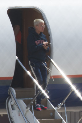 03.10 | Justin Bieber desembarca em aeroporto em Melbourne, Austrália
