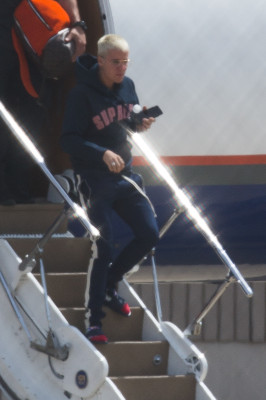 03.10 | Justin Bieber desembarca em aeroporto em Melbourne, Austrália