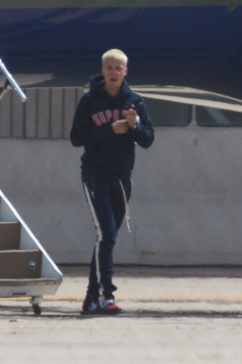 03.10 | Justin Bieber desembarca em aeroporto em Melbourne, Austrália