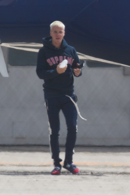 03.10 | Justin Bieber desembarca em aeroporto em Melbourne, Austrália