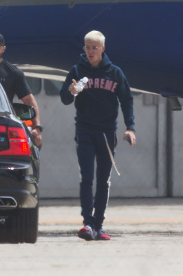 03.10 | Justin Bieber desembarca em aeroporto em Melbourne, Austrália