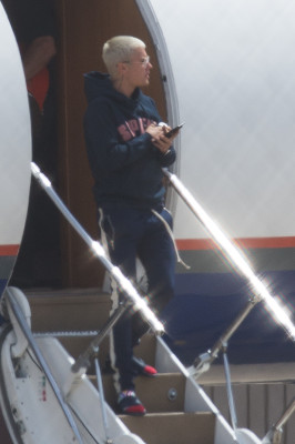 03.10 | Justin Bieber desembarca em aeroporto em Melbourne, Austrália