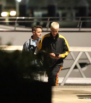 03.11 | Justin Bieber é fotografado em um iate em Melbourne, na Austrália