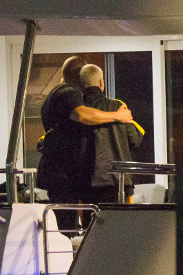 03.11 | Justin Bieber é fotografado em um iate em Melbourne, na Austrália