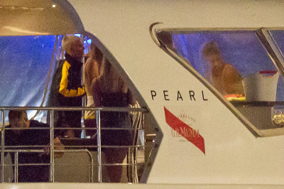 03.11 | Justin Bieber é fotografado em um iate em Melbourne, na Austrália