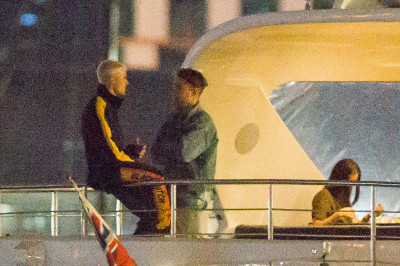 03.11 | Justin Bieber é fotografado em um iate em Melbourne, na Austrália