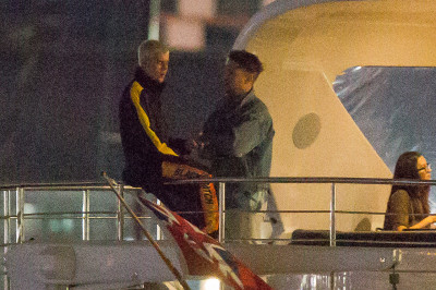 03.11 | Justin Bieber é fotografado em um iate em Melbourne, na Austrália