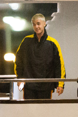 03.11 | Justin Bieber é fotografado em um iate em Melbourne, na Austrália