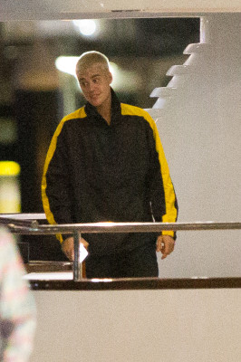 03.11 | Justin Bieber é fotografado em um iate em Melbourne, na Austrália