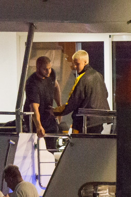 03.11 | Justin Bieber é fotografado em um iate em Melbourne, na Austrália