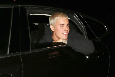 03.12 | Justin Bieber é fotografado em um aeroporto em Brisbane, na Austrália