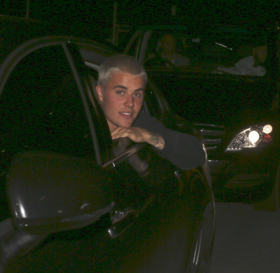 03.12 | Justin Bieber é fotografado em um aeroporto em Brisbane, na Austrália