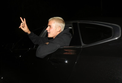 03.12 | Justin Bieber é fotografado em um aeroporto em Brisbane, na Austrália
