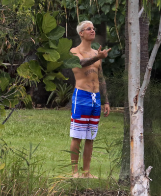 14.03 | Justin Bieber é fotografado em Queensland, na Austrália