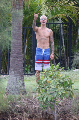 14.03 | Justin Bieber é fotografado em Queensland, na Austrália