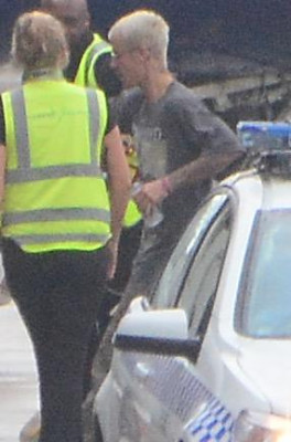 15.03 | Justin Bieber é fotografado em um aeroporto em Sydney, na Austrália