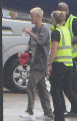 15.03 | Justin Bieber é fotografado em um aeroporto em Sydney, na Austrália