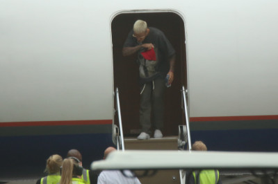 15.03 | Justin Bieber é fotografado em um aeroporto em Sydney, na Austrália